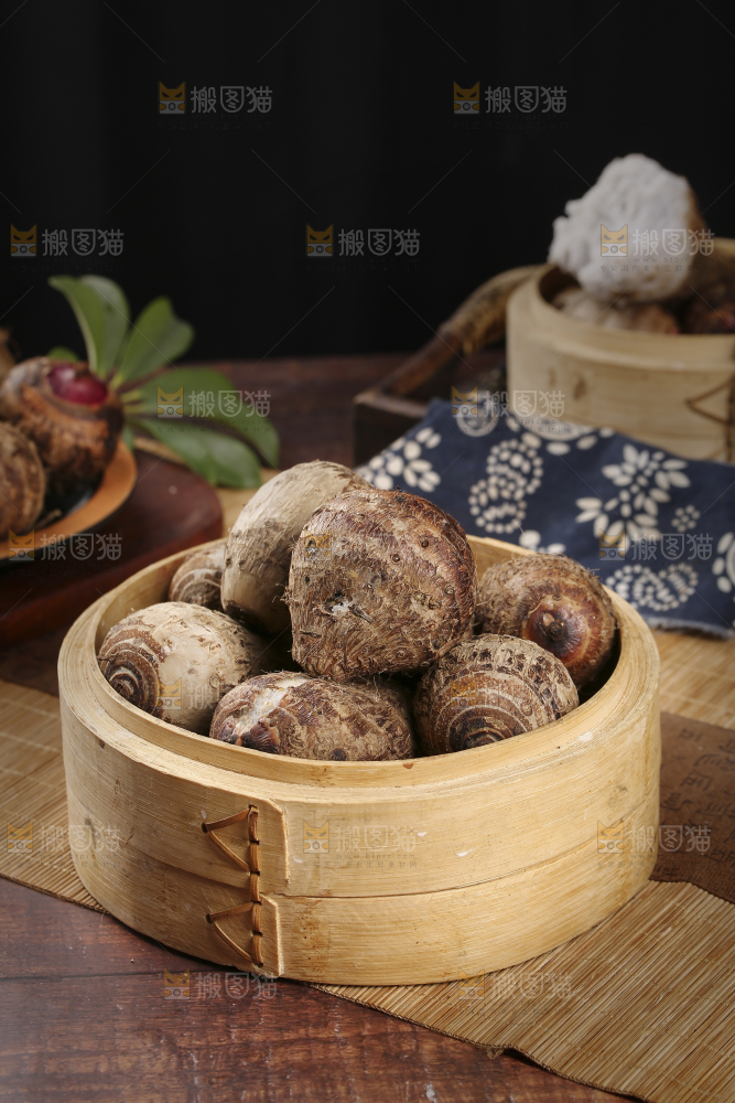 一笼蒸熟的红芽芋头