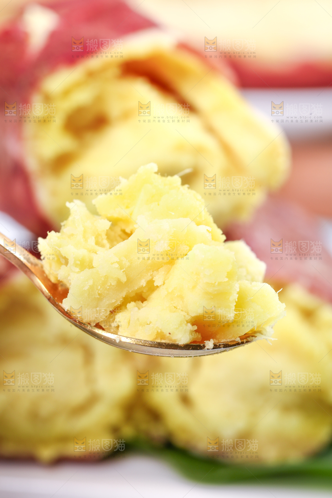 勺子上舀着红薯