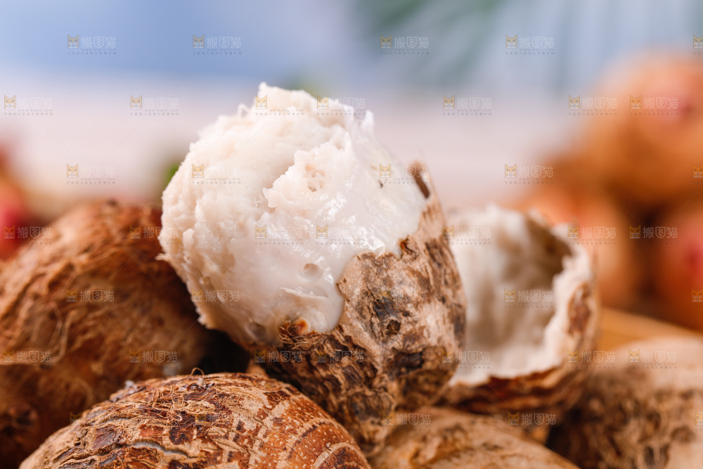 一堆蒸熟的红芽芋头