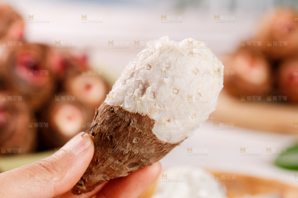 手里拿着蒸熟的小芋头