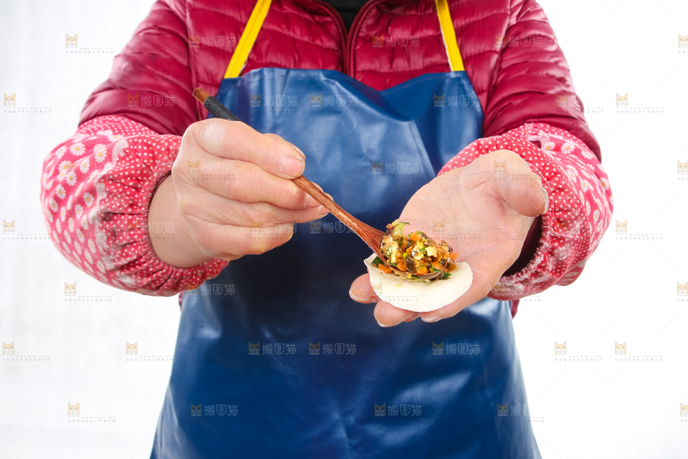 手里包着三鲜饺子