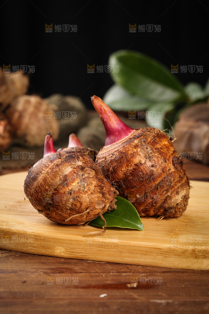 木板上放着红嘴芋头