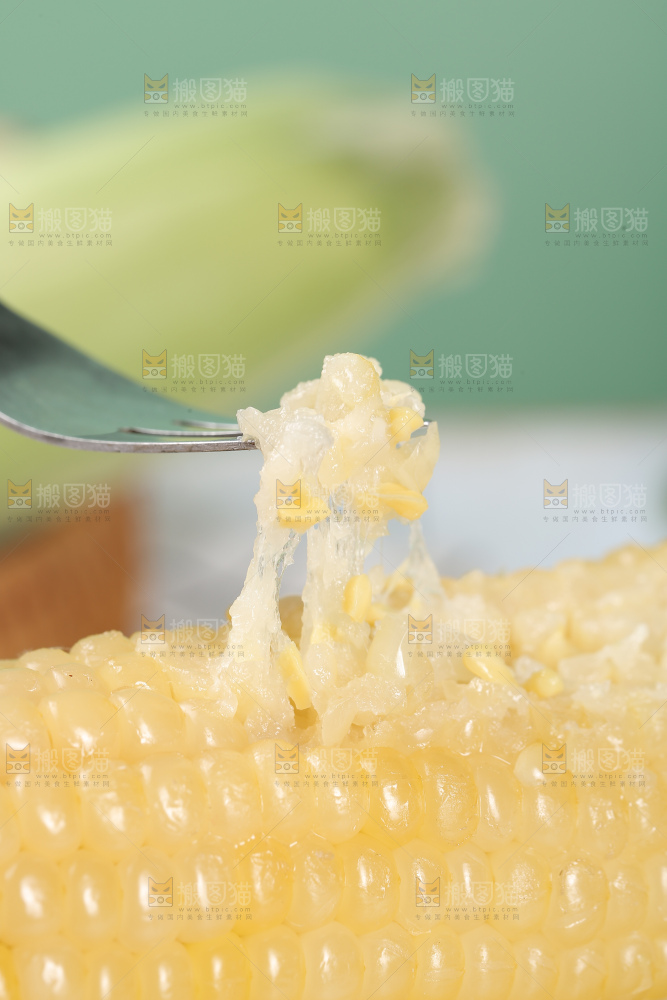 叉子上夹着糯玉米粒