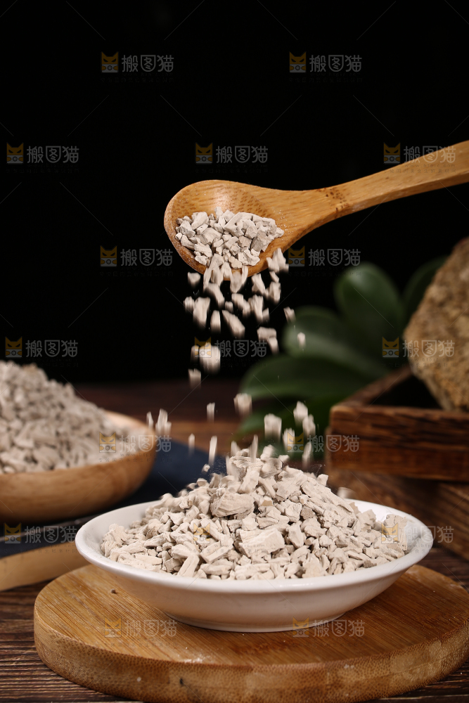 勺子上舀着野生葛根粉
