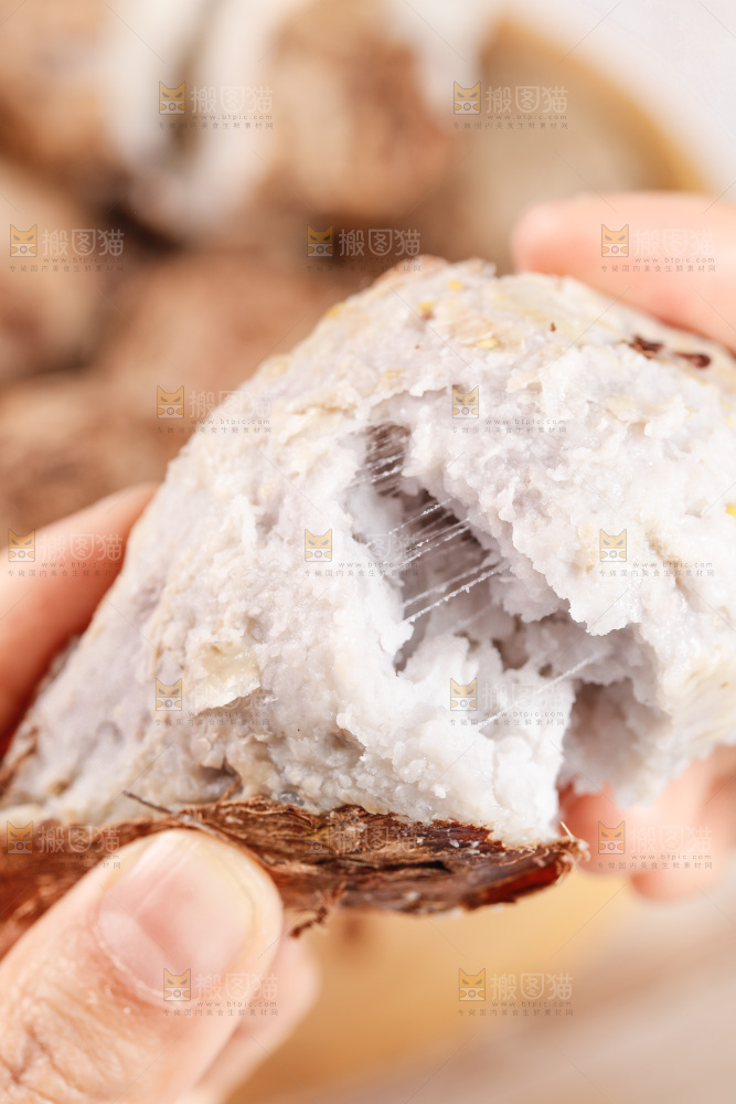 手里拿着蒸熟的小芋头