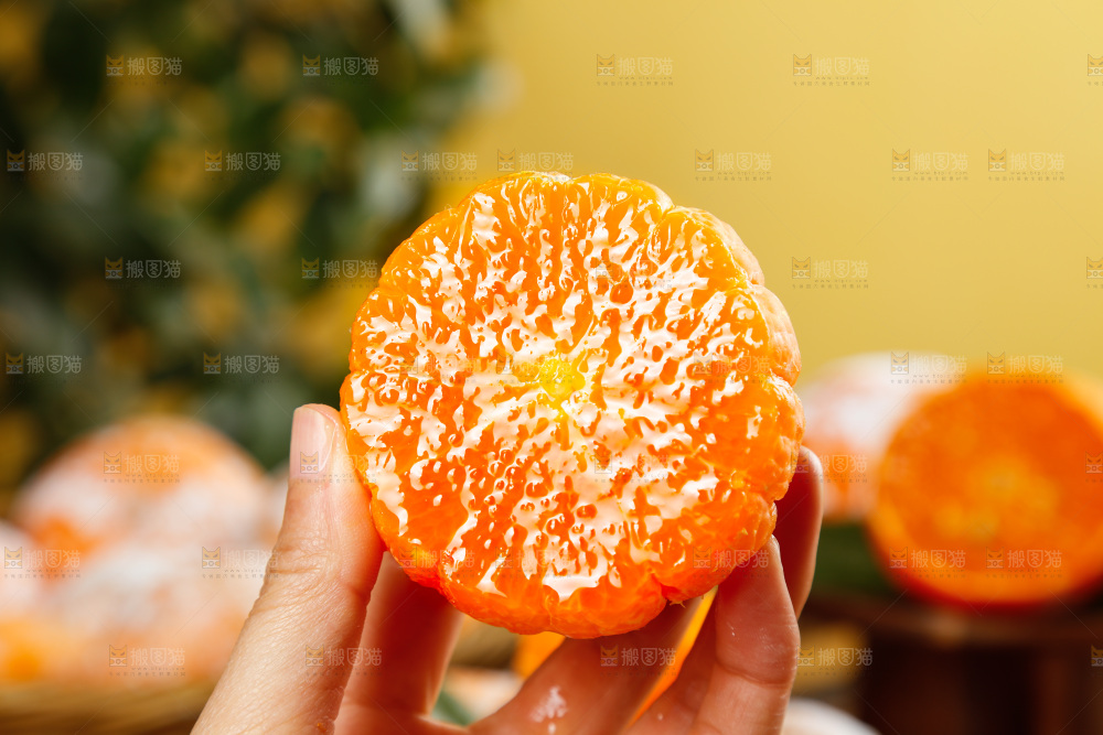 手里拿着茂谷柑果肉