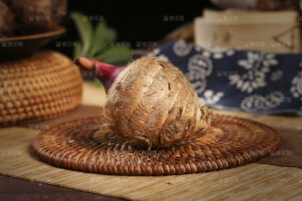 藤垫上放着红芽芋