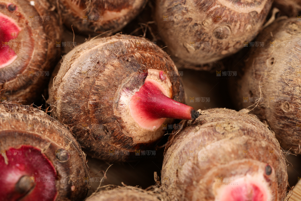 一盘红芽小芋头