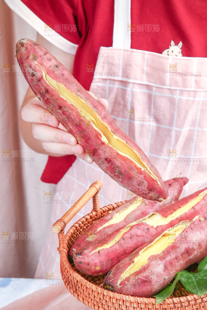 手里拿着板栗薯