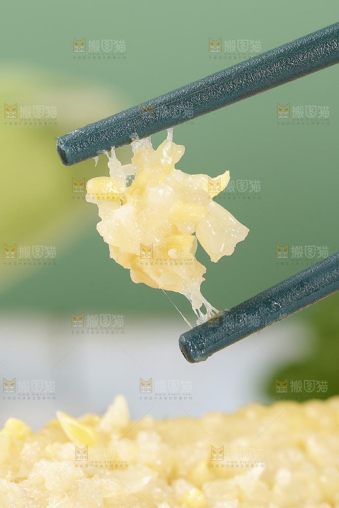 筷子上夹着糯玉米粒