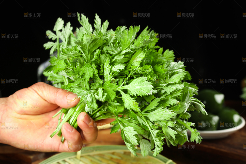 手里拿着艾蒿草