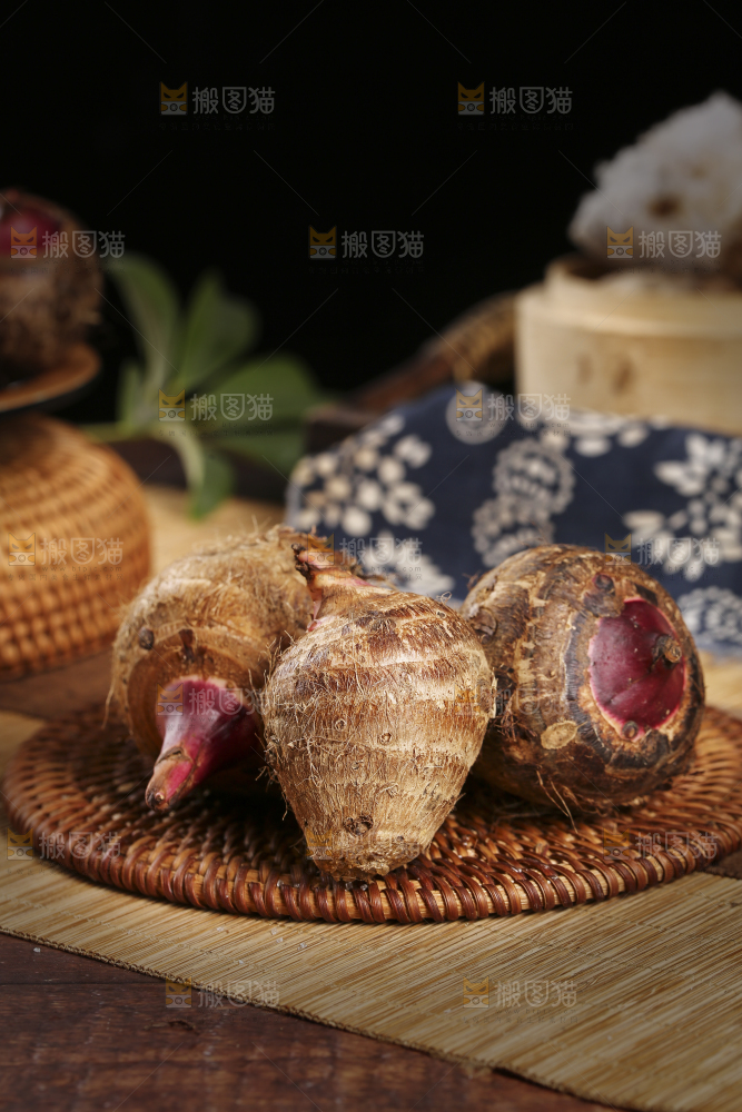 藤垫上放着红芽芋
