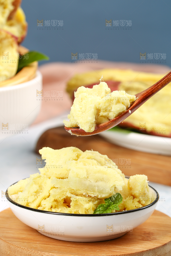 勺子上舀着板栗红薯泥