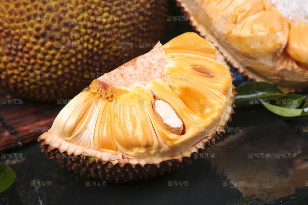 黑底上放着红肉菠萝蜜