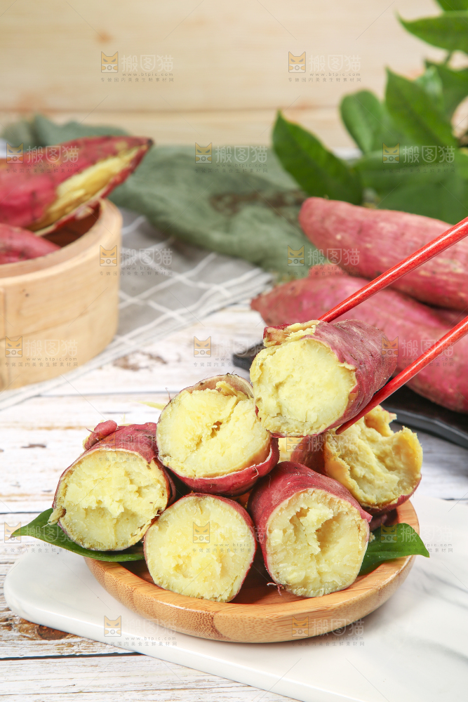 筷子上夹着板栗薯
