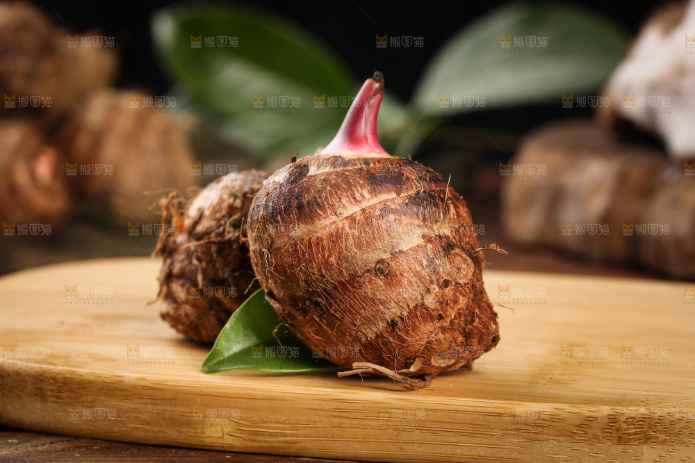木板上放着红嘴芋头