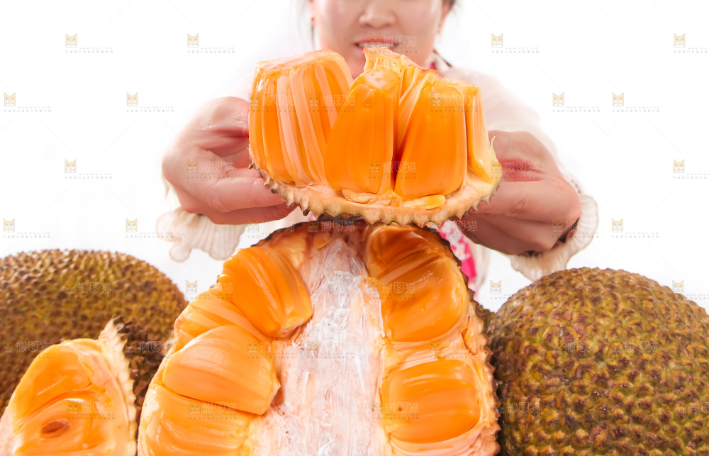 手里拿着进口红肉菠萝蜜