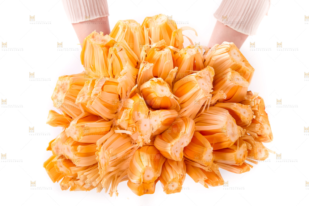手里捧着红肉菠萝蜜