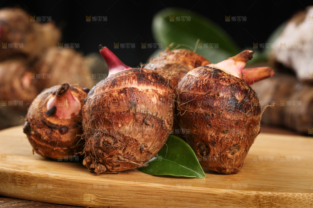 木板上放着红嘴芋头
