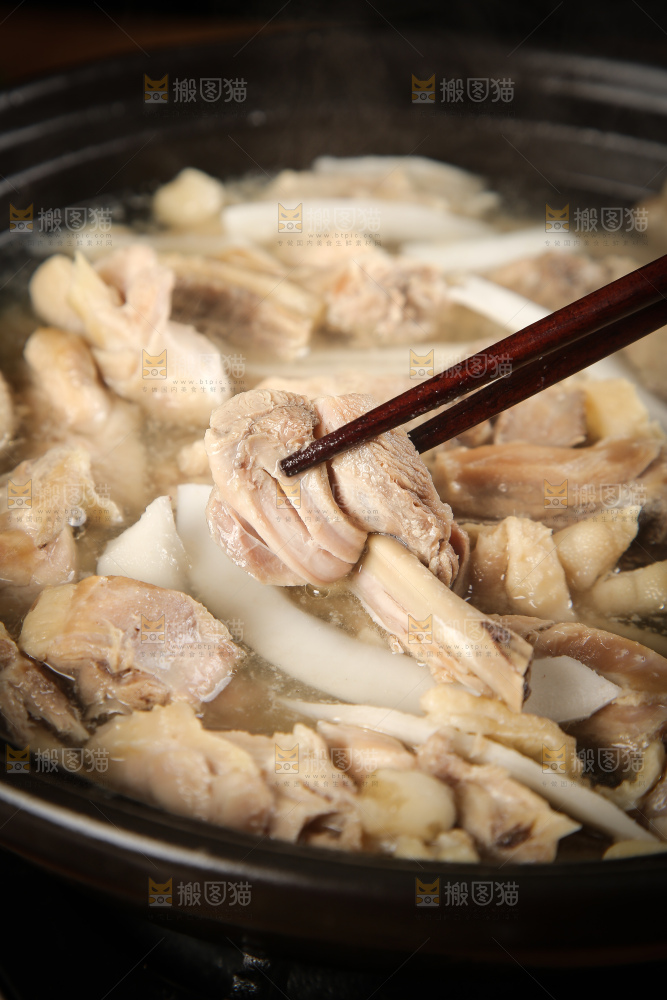 筷子上夹着鸡肉