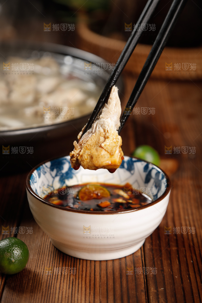 筷子上夹着鸡肉