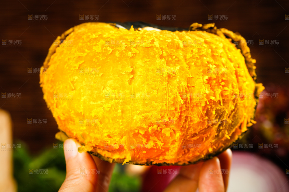 手里拿着板栗南瓜
