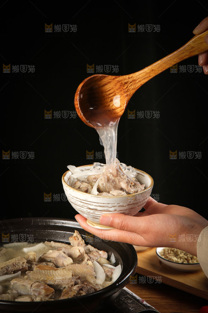 手里端着一碗椰子鸡汤