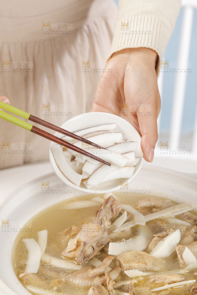 手里端着一碟椰肉