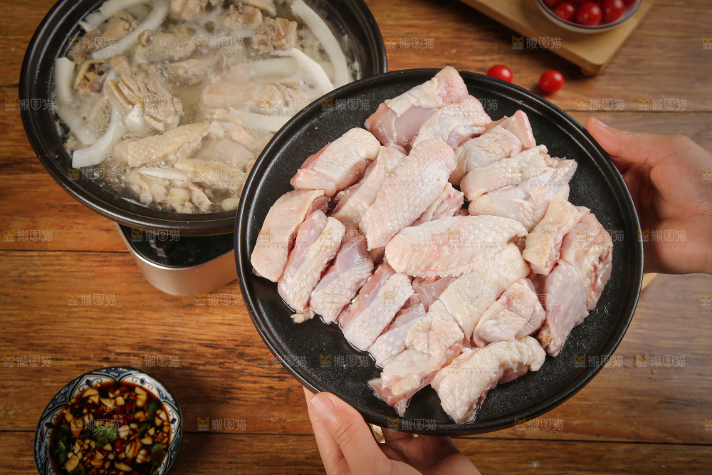 手里端着椰子鸡食材