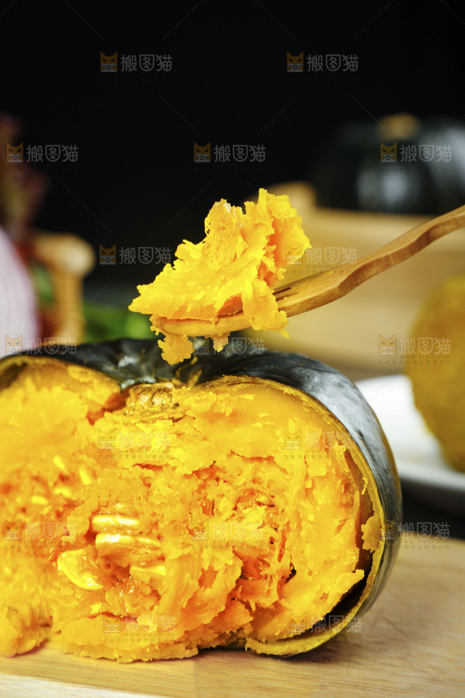 叉子上插着南瓜肉