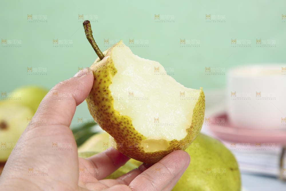 手里拿着香酥梨