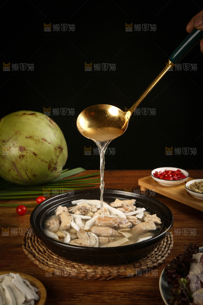 勺子上舀着椰子鸡汤