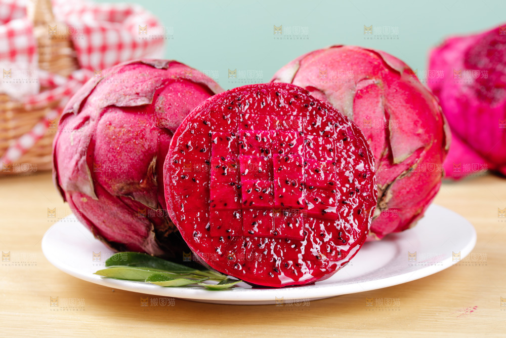 一盘红心火龙果