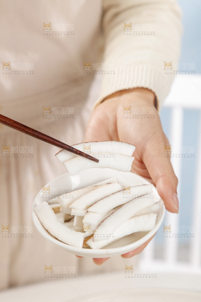 手里端着一碟椰肉