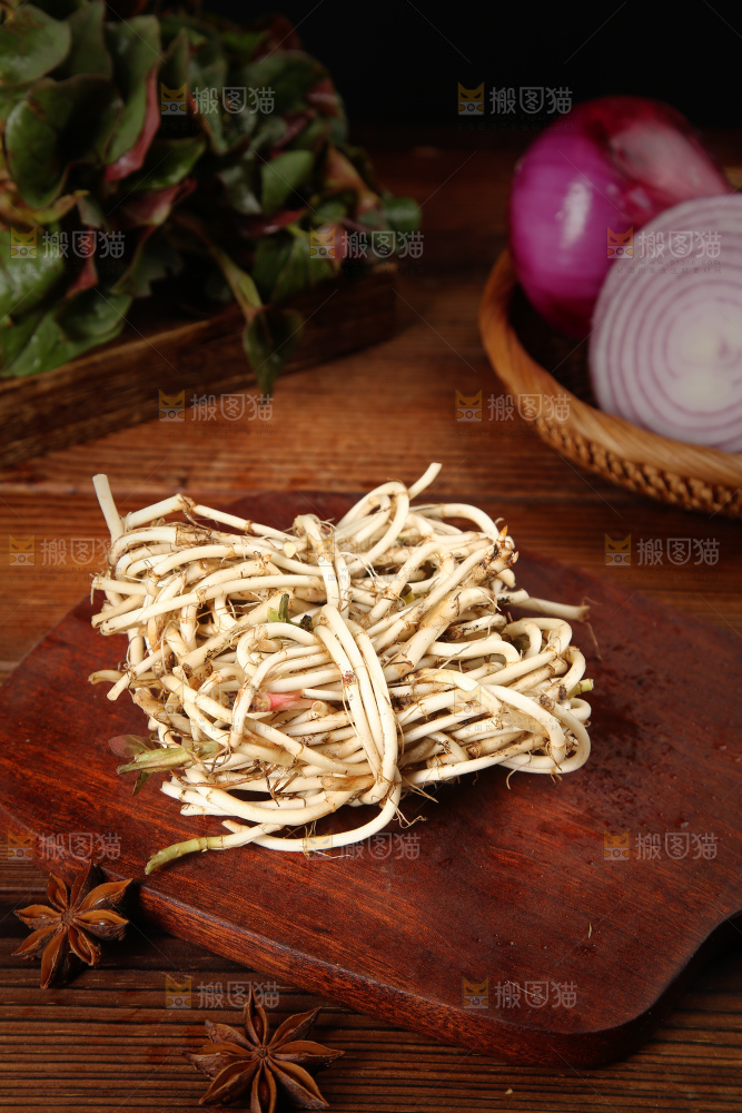 黑石板上放着鱼腥草