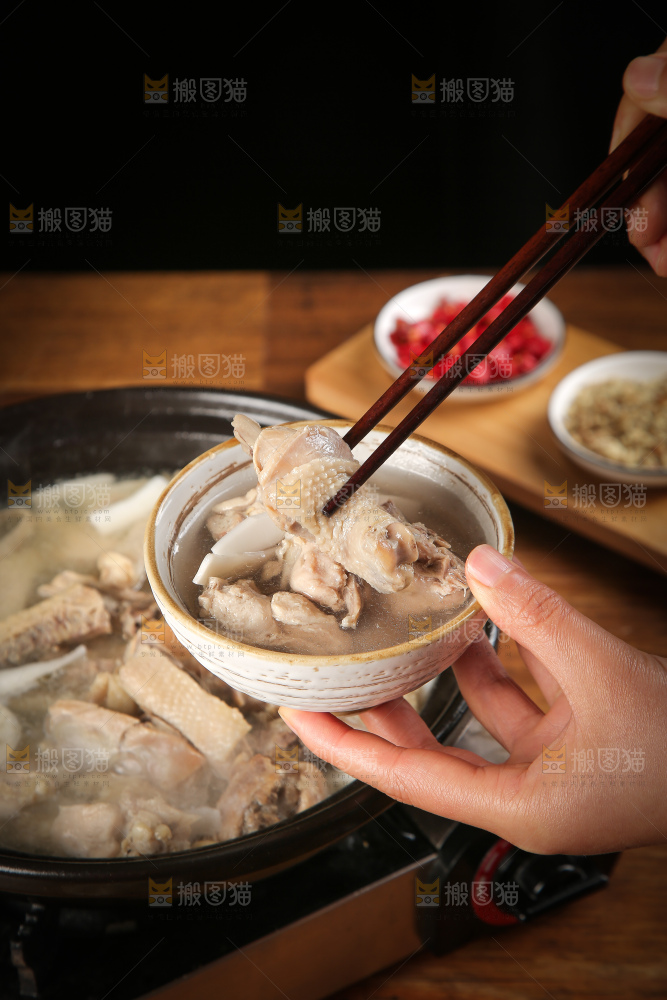 手里端着一碗椰子鸡汤