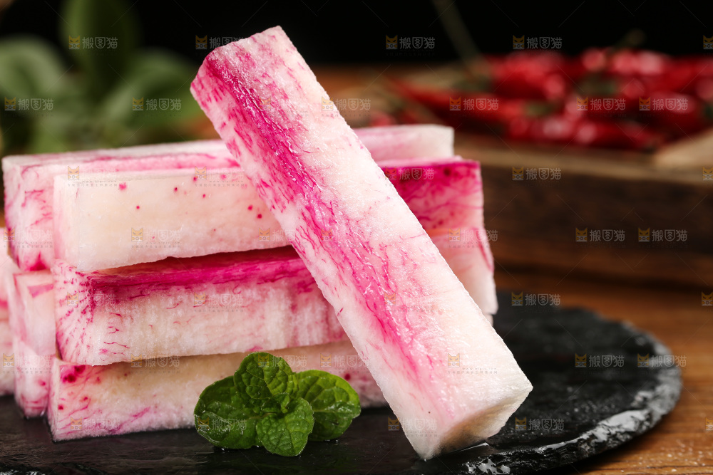 黑底上切块的冰激凌萝卜