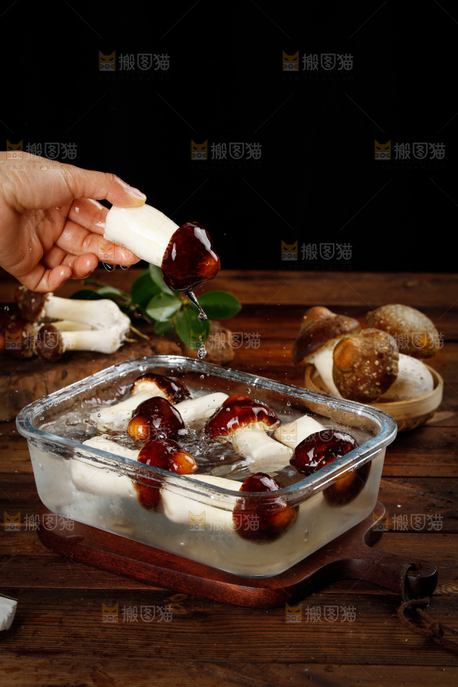 碗里泡着松茸菇