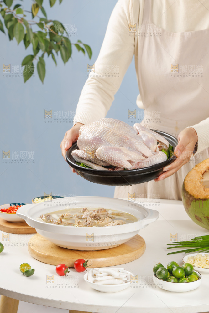 手里端着土鸡