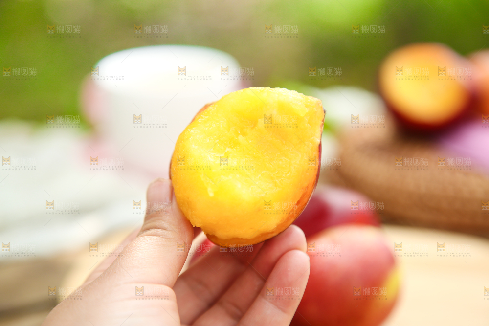 手里拿着油桃