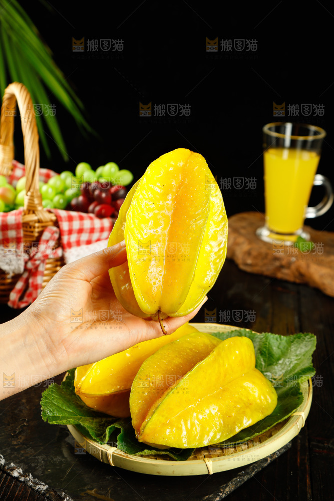 手里拿着杨桃