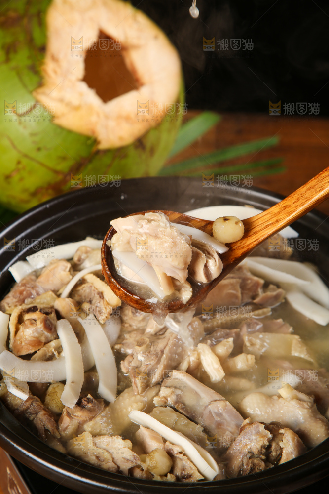 勺子上舀着椰子鸡