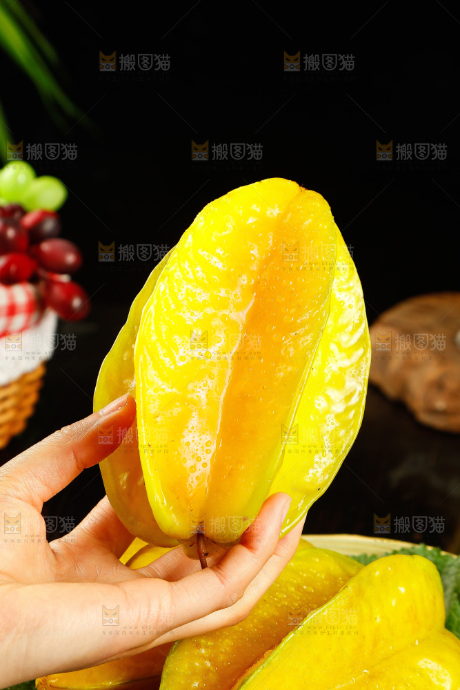 手里拿着杨桃