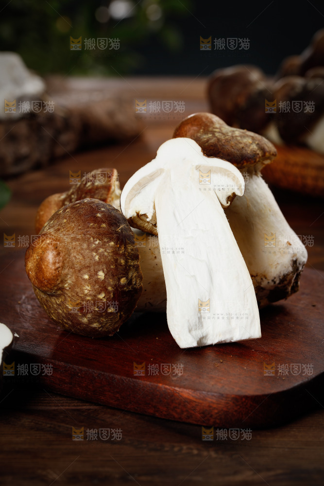 木板上放着松茸菇