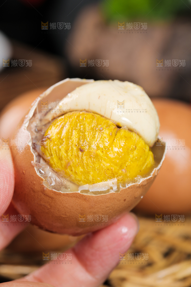 手里拿着凤凰蛋