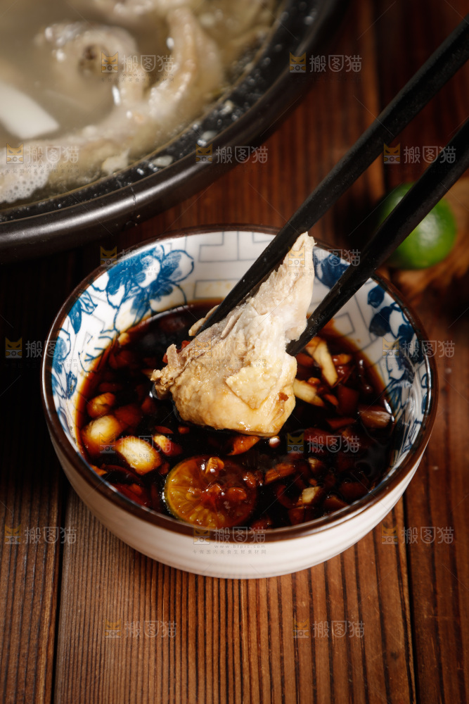 筷子上夹着鸡肉