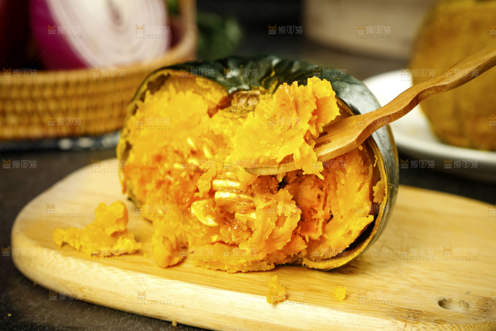 叉子上插着南瓜肉