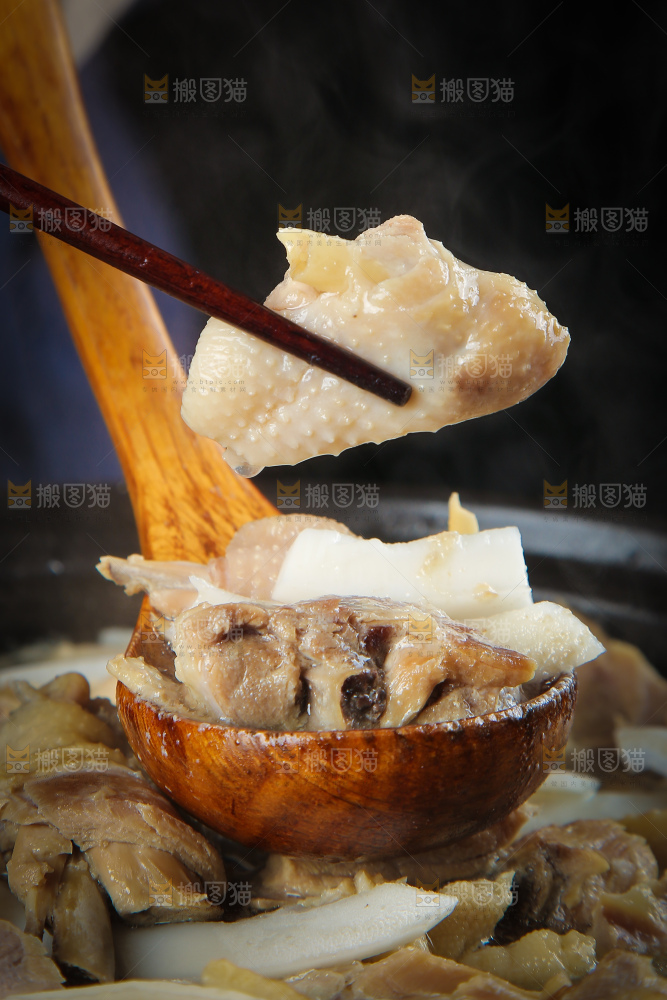 勺子上舀着椰子煲鸡