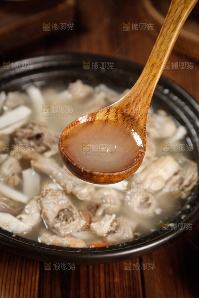 勺子上舀着椰子鸡汤
