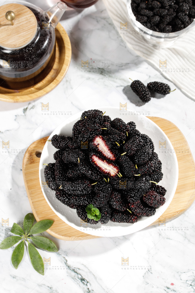 一盘新鲜桑葚